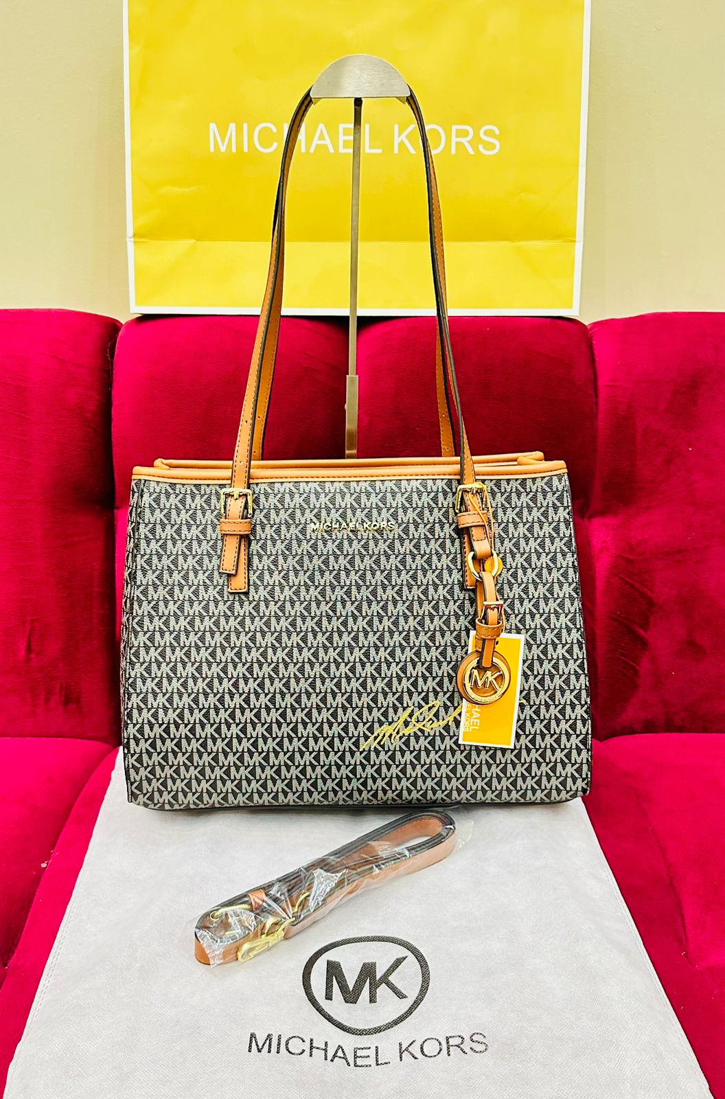 MK High quality New stock available With brand dust bag Only good (Brown / Black)