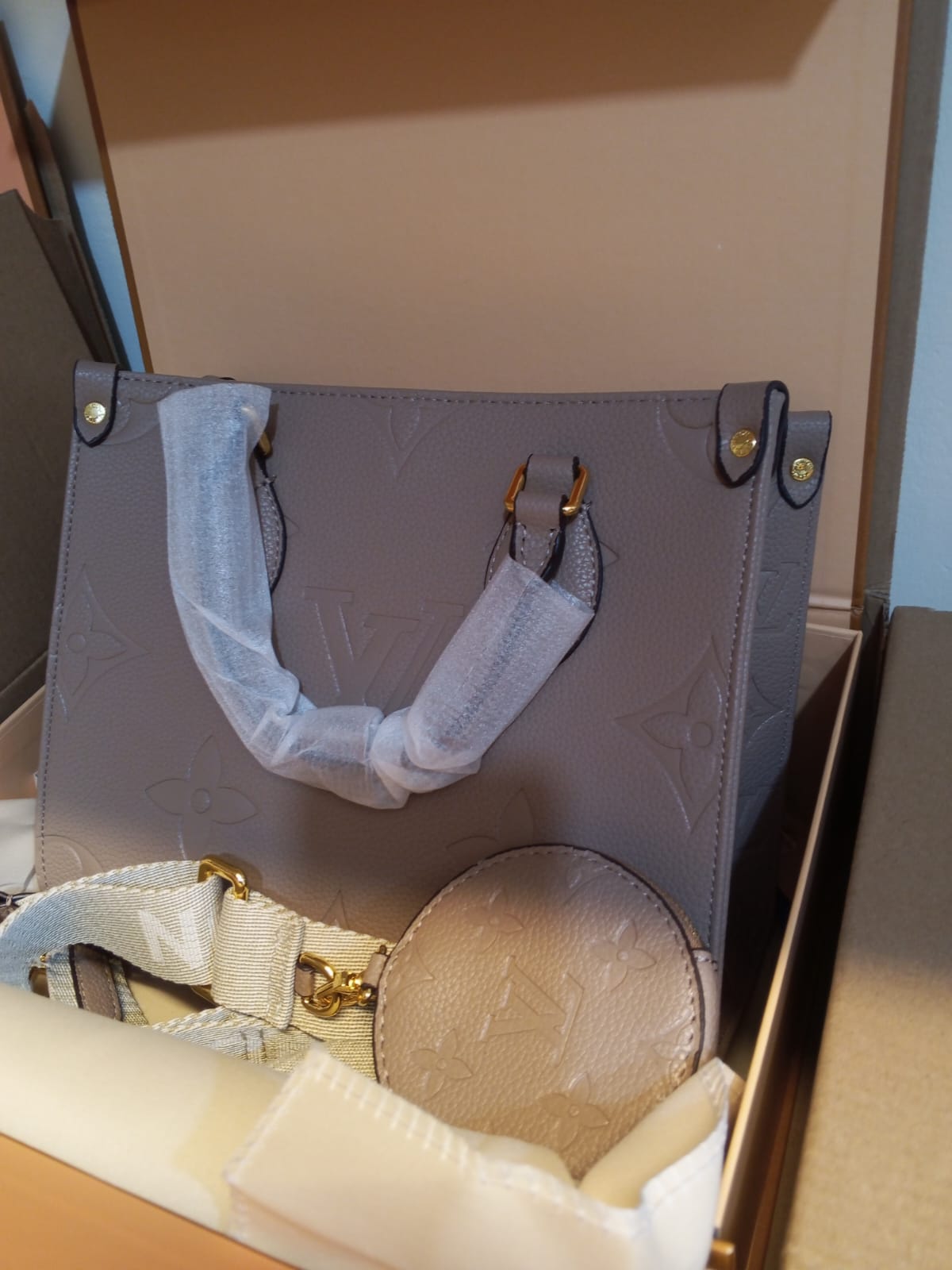 L-O-U-I-S V-U-I-T-T-O-N OnTheGo Handbag with Pouch – 2PC Luxe Women Bag Set (Beige)