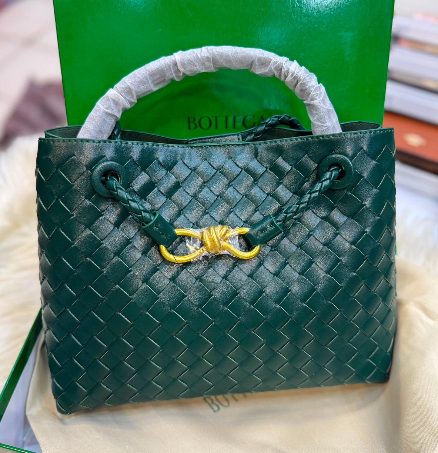 B-O-T-T-E-G-A V-E-N-E-T-A Small Andiamo Bag – Signature Luxe Women Bag (Green)