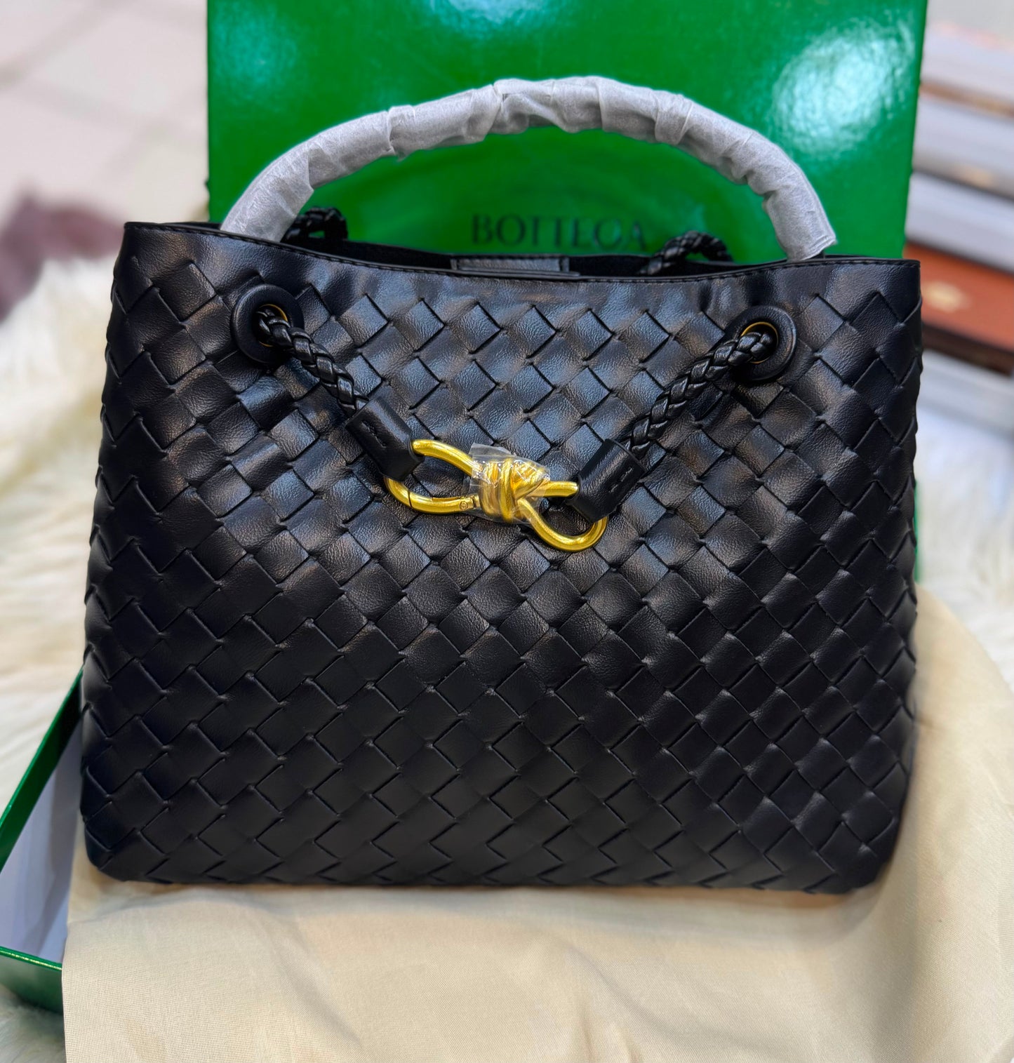 B-O-T-T-E-G-A V-E-N-E-T-A Small Andiamo Bag – Signature Luxe Women Bag (Black)