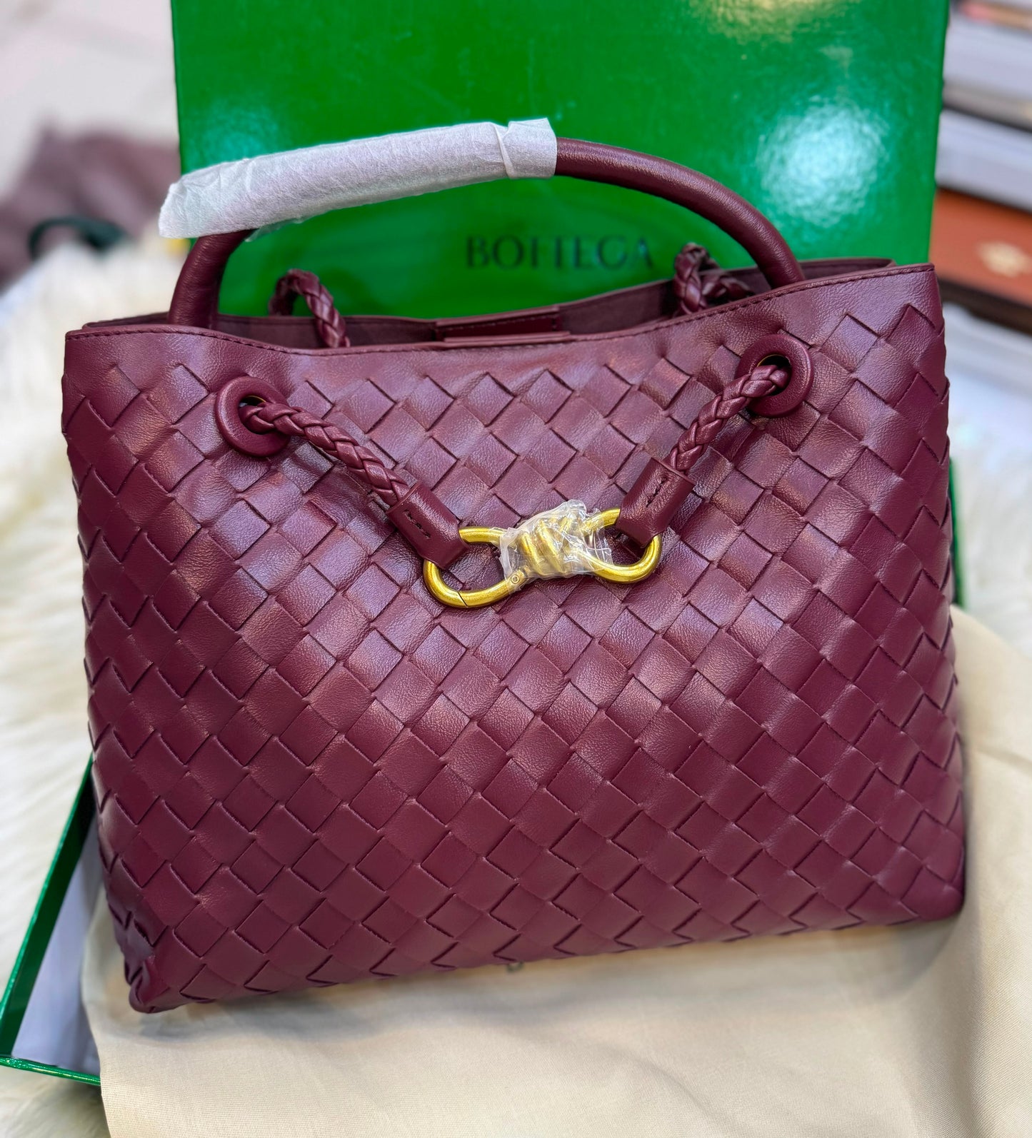 B-O-T-T-E-G-A V-E-N-E-T-A Small Andiamo Bag – Signature Luxe Women Bag (Maroon)