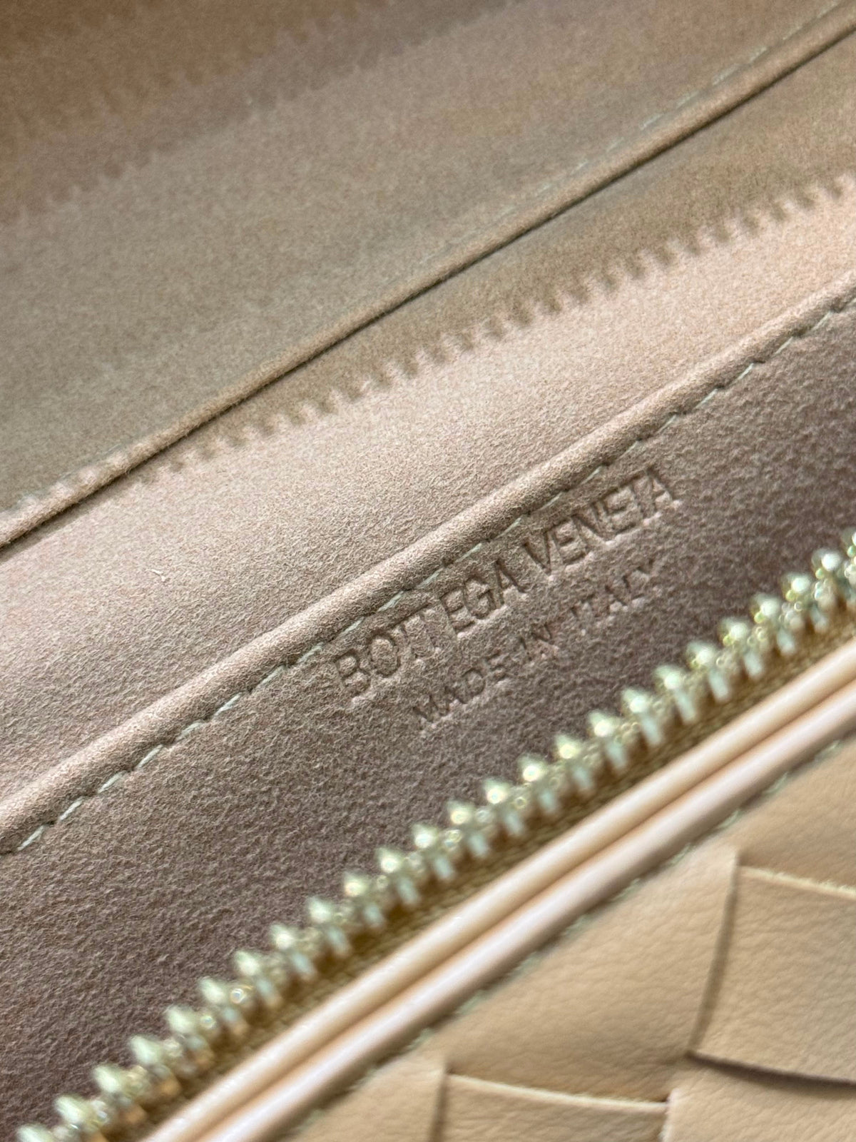 B-O-T-T-E-G-A V-E-N-E-T-A Bang Bang Intrecciato Leather Vanity Case – Luxury Women Bag (Beige)