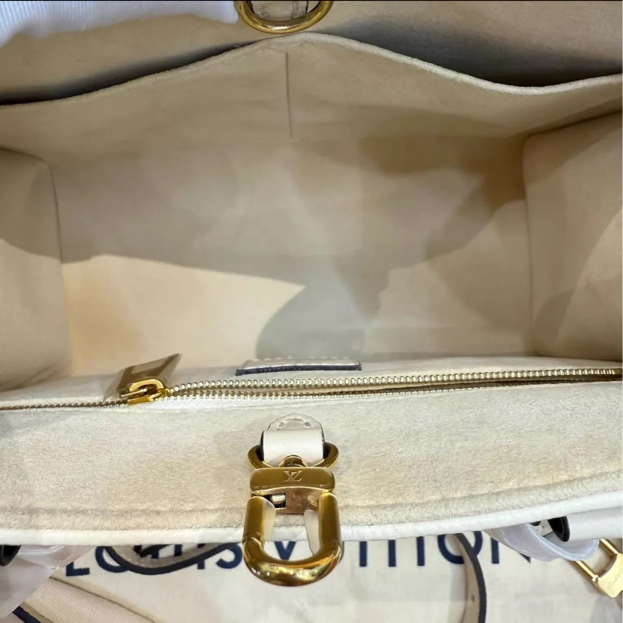 L-O-U-I-S V-U-I-T-T-O-N OnTheGo Handbag with Pouch – 2PC Luxe Women Bag Set (White)