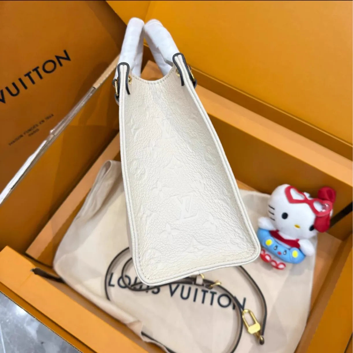 L-O-U-I-S V-U-I-T-T-O-N OnTheGo Handbag with Pouch – 2PC Luxe Women Bag Set (White)