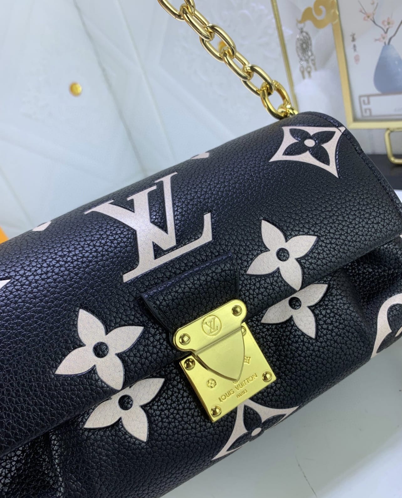 Louis Vuitton Women’s Bag – Elegant & Timeless Design (Black)
