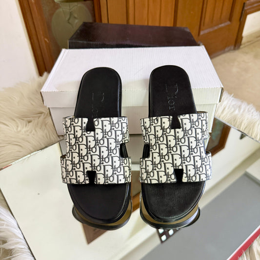 D-I-O-R Luxury Unisex Slippers – Premium Edition | (White)