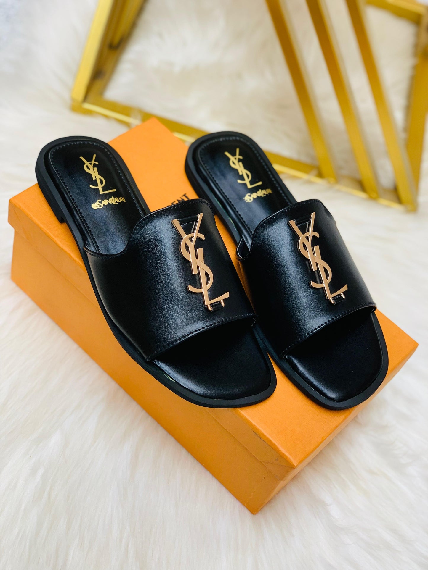 Y-S-L S-a-i-n-t L-a-u-r-e-n-t Flat Slippers – Official Model Women Footwear (Black)