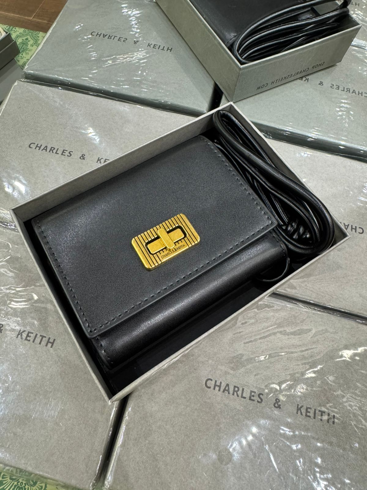 C-H-A-R-L-E-S & K-E-I-T-H Edna Turn-Lock Wallet – Knotted Strap Women Bag (Black)