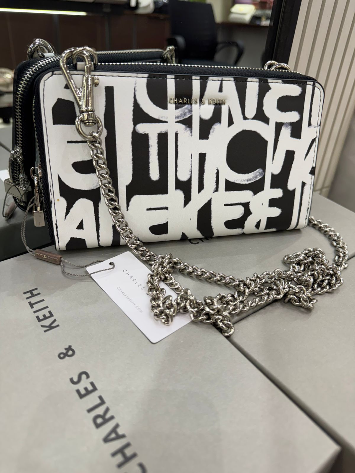 C-H-A-R-L-E-S & K-E-I-T-H Swing Quilted Zip Key Pouch – Travel Smart Women Bag (White/Black)
