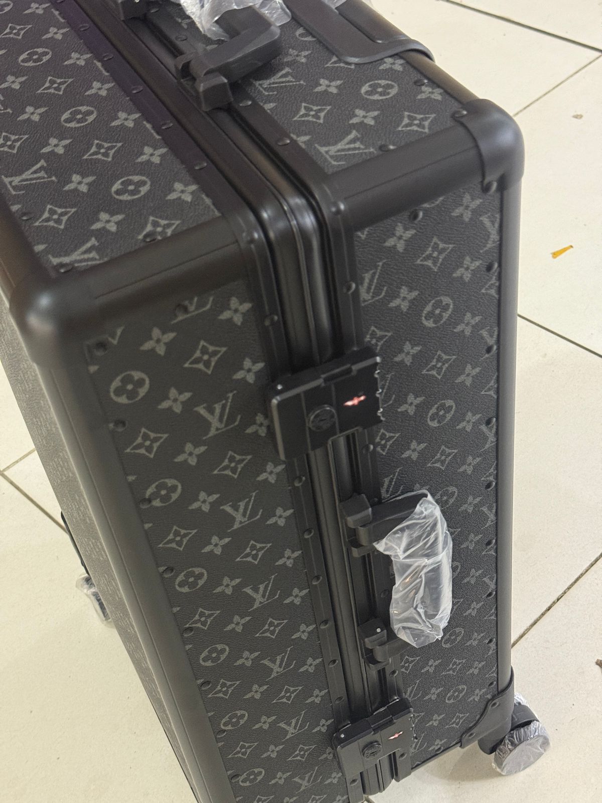 L-O-U-I-S V-U-I-T-T-O-N Monogram Luggage Bags – Travel Luxe Collection (Black/Grey)