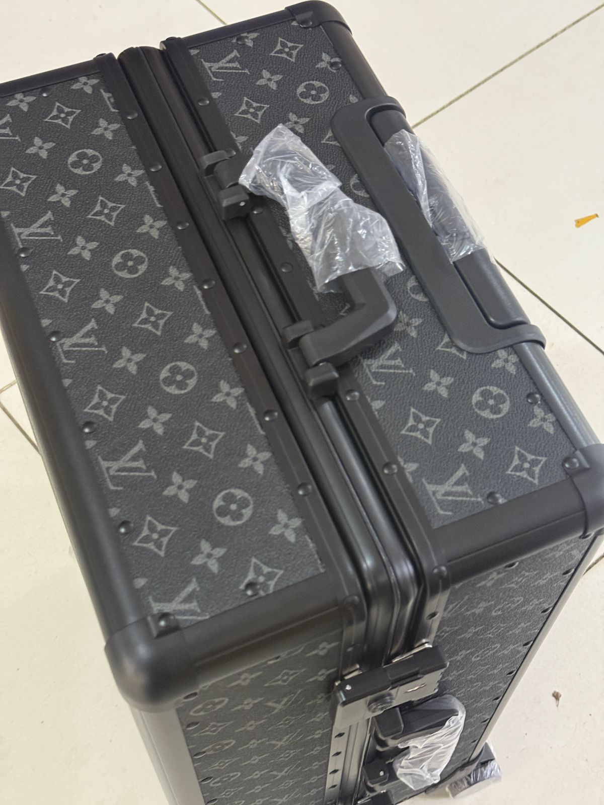 L-O-U-I-S V-U-I-T-T-O-N Monogram Luggage Bags – Travel Luxe Collection (Black/Grey)