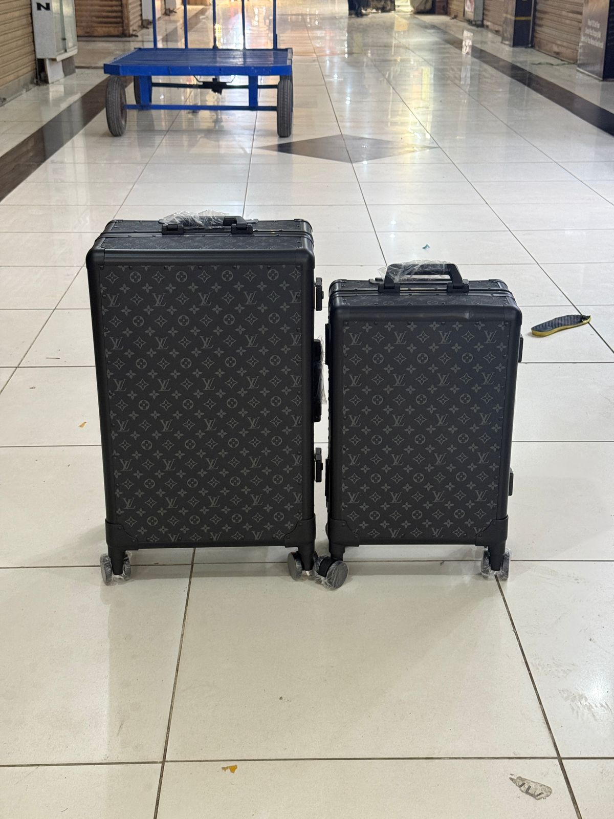 L-O-U-I-S V-U-I-T-T-O-N Monogram Luggage Bags – Travel Luxe Collection (Black/Grey)