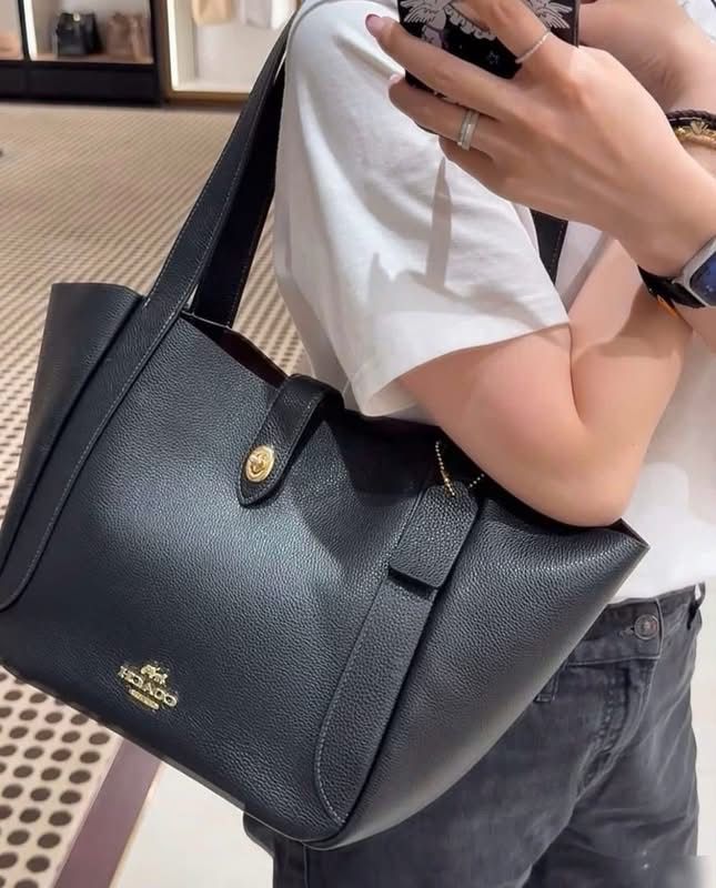 C-O-A-C-H Hadley Turnlock Tote – Elegant Luxe Women Bag (Black)