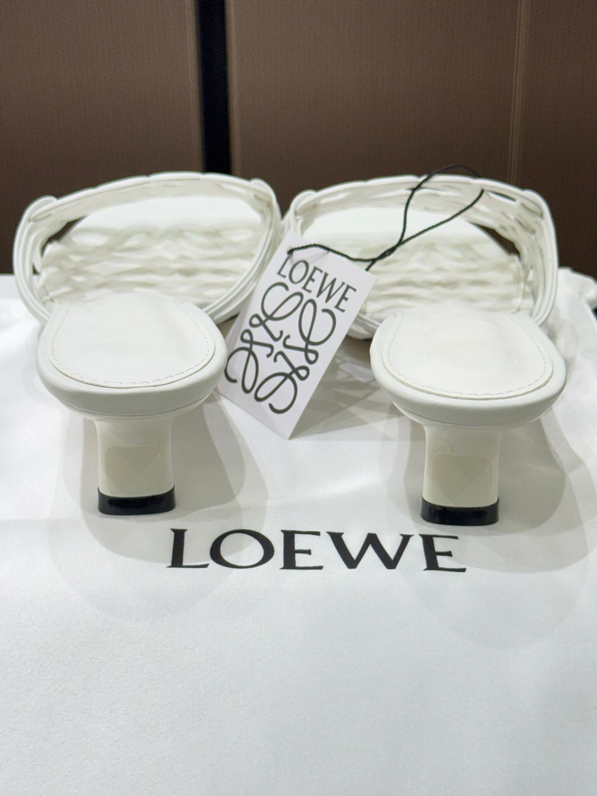 L-O-E-W-E Petal Anagram Slide in Soft Calfskin – Luxury Women Footwear (White)