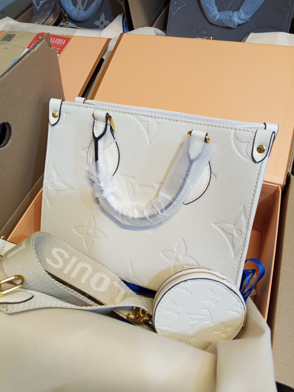 L-O-U-I-S V-U-I-T-T-O-N OnTheGo Handbag with Pouch – 2PC Luxe Women Bag Set (White)
