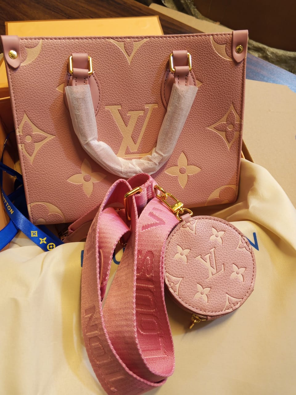 L-O-U-I-S V-U-I-T-T-O-N OnTheGo Handbag with Pouch – 2PC Luxe Women Bag Set (Pink)