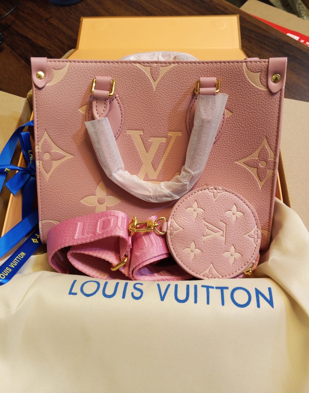 L-O-U-I-S V-U-I-T-T-O-N OnTheGo Handbag with Pouch – 2PC Luxe Women Bag Set (Pink)