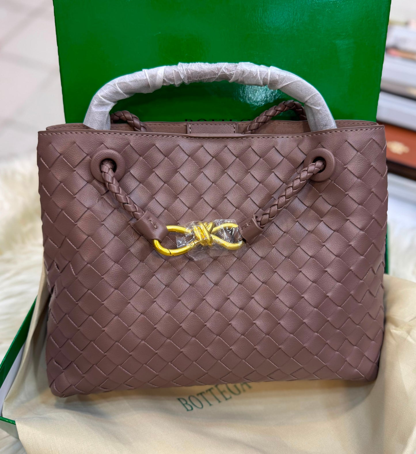B-O-T-T-E-G-A V-E-N-E-T-A Small Andiamo Bag – Signature Luxe Women Bag (Brown-2)