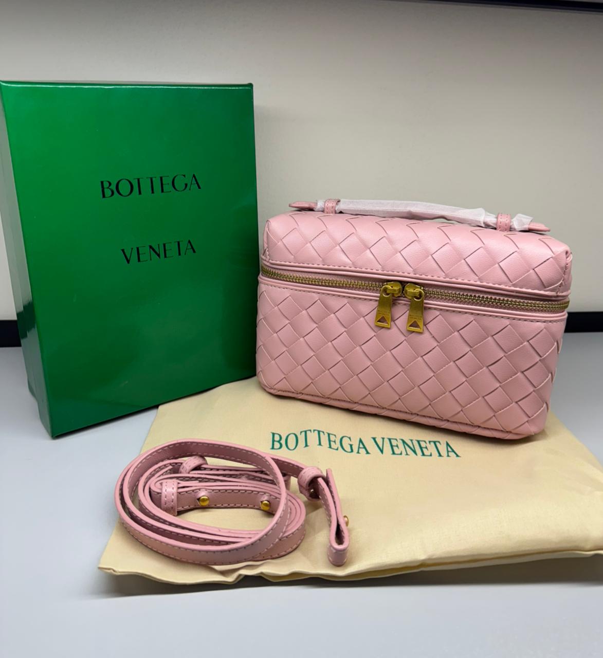 B-O-T-T-E-G-A V-E-N-E-T-A Bang Bang Intrecciato Leather Vanity Case – Luxury Women Bag (Pink)