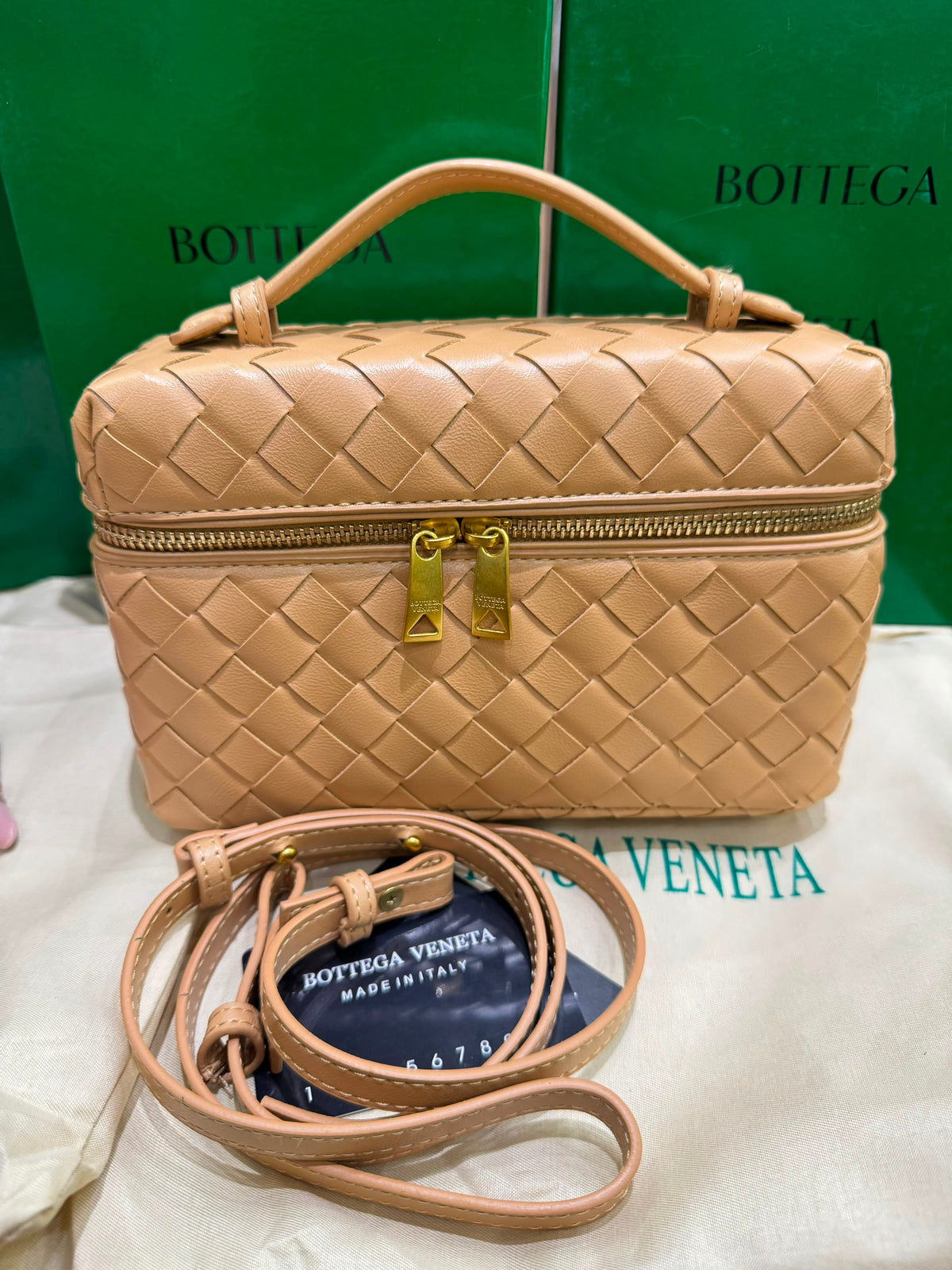 B-O-T-T-E-G-A V-E-N-E-T-A Bang Bang Intrecciato Leather Vanity Case – Luxury Women Bag (Beige)