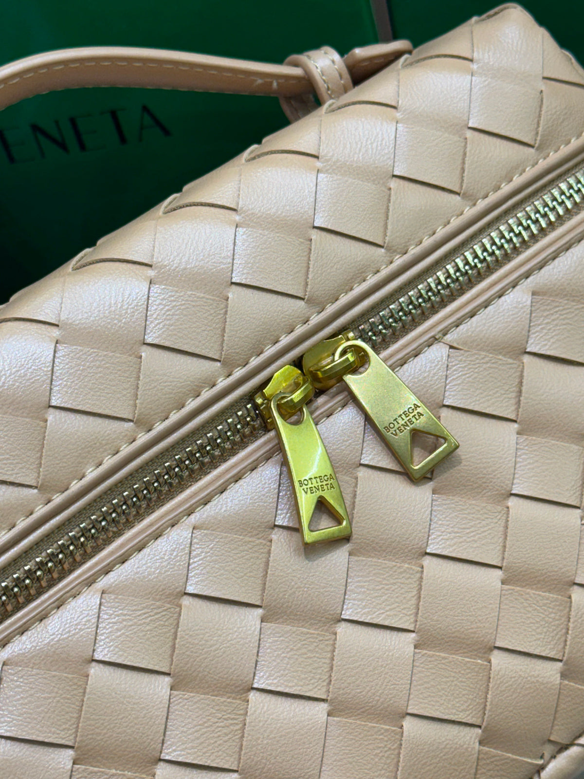 B-O-T-T-E-G-A V-E-N-E-T-A Bang Bang Intrecciato Leather Vanity Case – Luxury Women Bag (Beige)