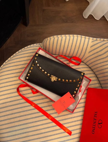 V-A-L-E-N-T-I-N-O Rockstud Wallet – Grained Leather (Black)