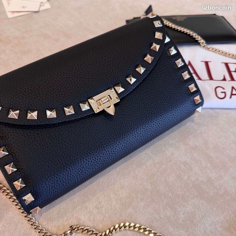 V-A-L-E-N-T-I-N-O Rockstud Wallet – Grained Leather (Black)
