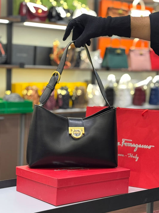 FERRAGAMO TRIFOLIO – Women Bag | Luxury Shoulder Bag with Gancini Clasp (Black)
