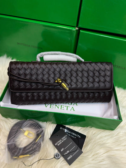 B-O-T-T-E-G-A V-E-N-E-T-A Andiamo Bag – 31cm Clutch Bag | Black