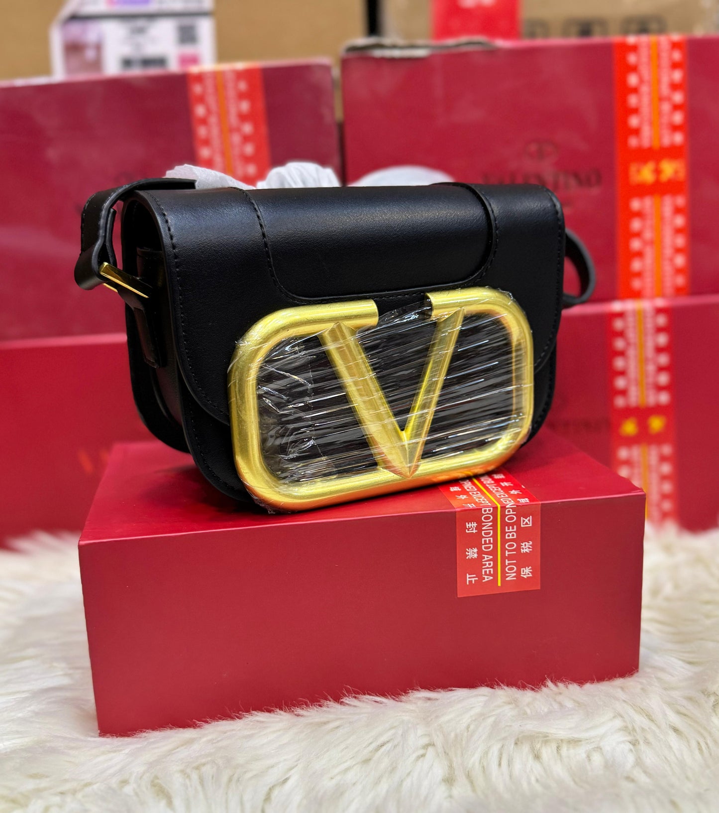 V-a-l-e-n-t-i-n-o Garavani Supervee Small Women Bag (Black)