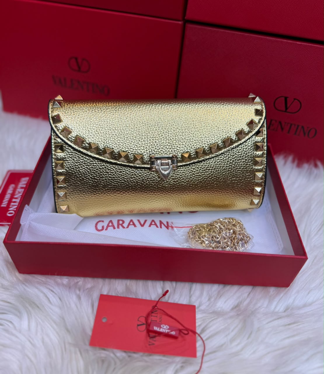 V-A-L-E-N-T-I-N-O Rockstud Wallet – Grained Leather (Gold)