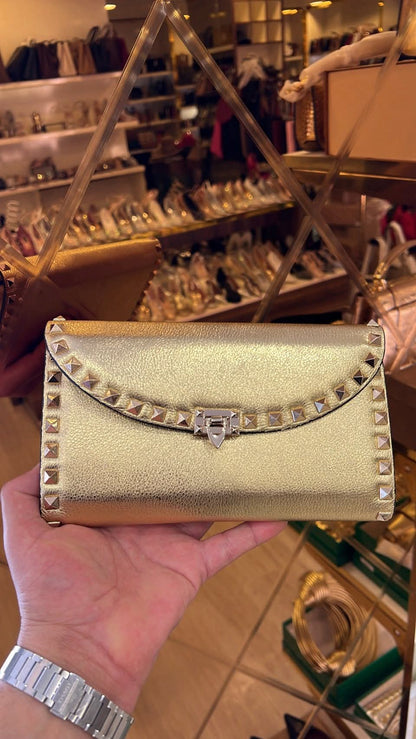 V-A-L-E-N-T-I-N-O Rockstud Wallet – Grained Leather (Gold)