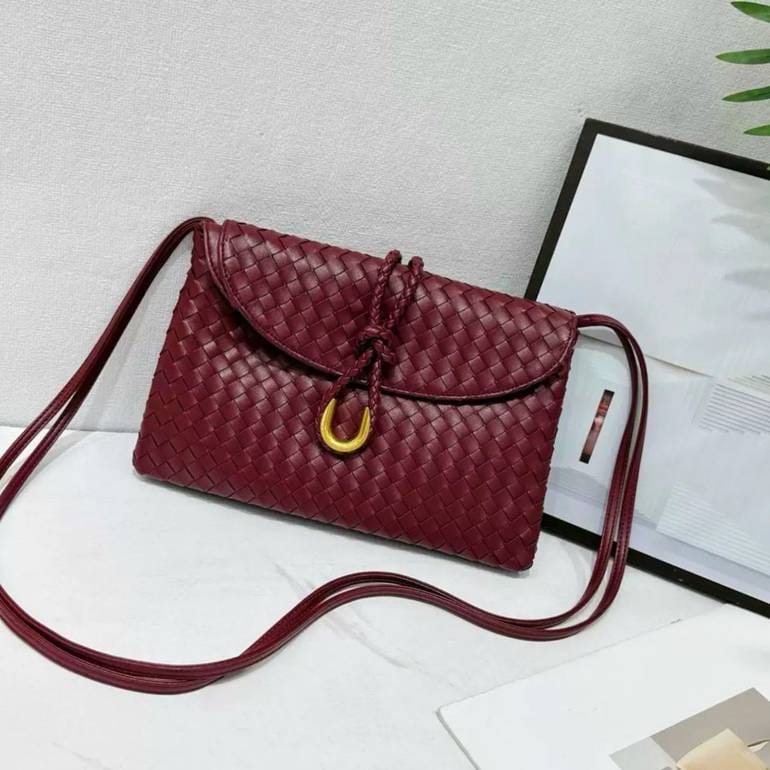 B-O-T-T-E-G-A V-E-N-E-T-A Liberta Handbag – Master Quality Crossbody (Maroon)