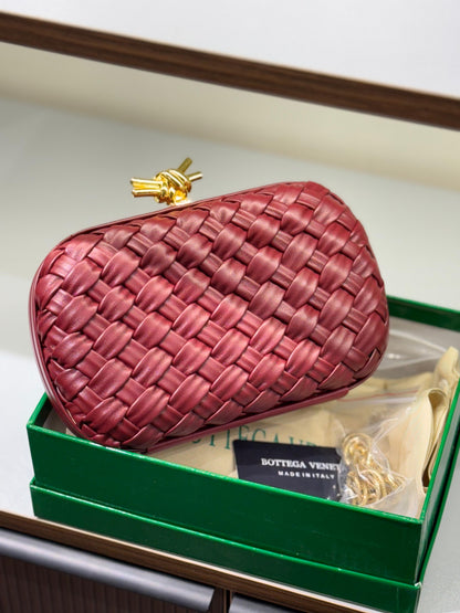 Bottega Veneta Knot Clutch – Premium Quality (Red)