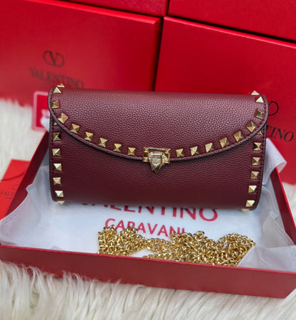 V-A-L-E-N-T-I-N-O Rockstud Wallet – Grained Leather (Maroon)