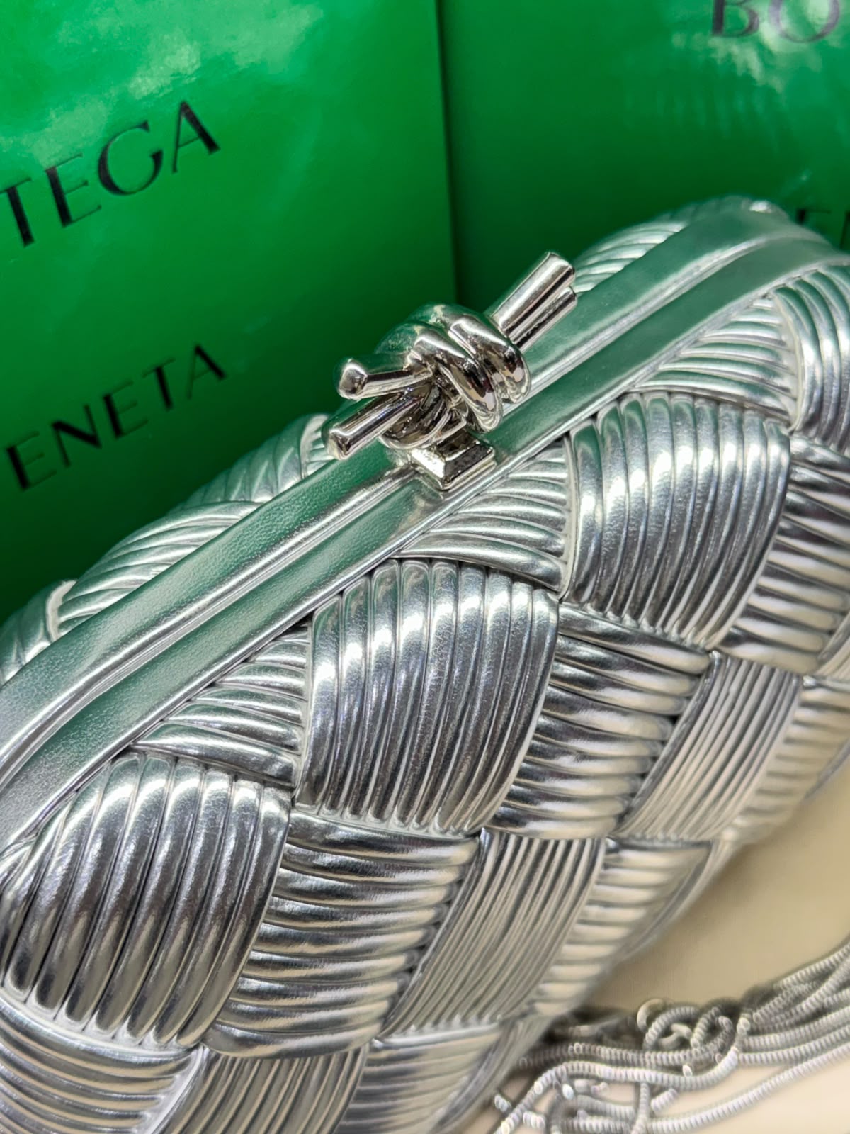 B-O-T-T-E-G-A V-E-N-E-T-A Intreccio Knotted Clutch – Luxury Evening Women Bag (Silver)
